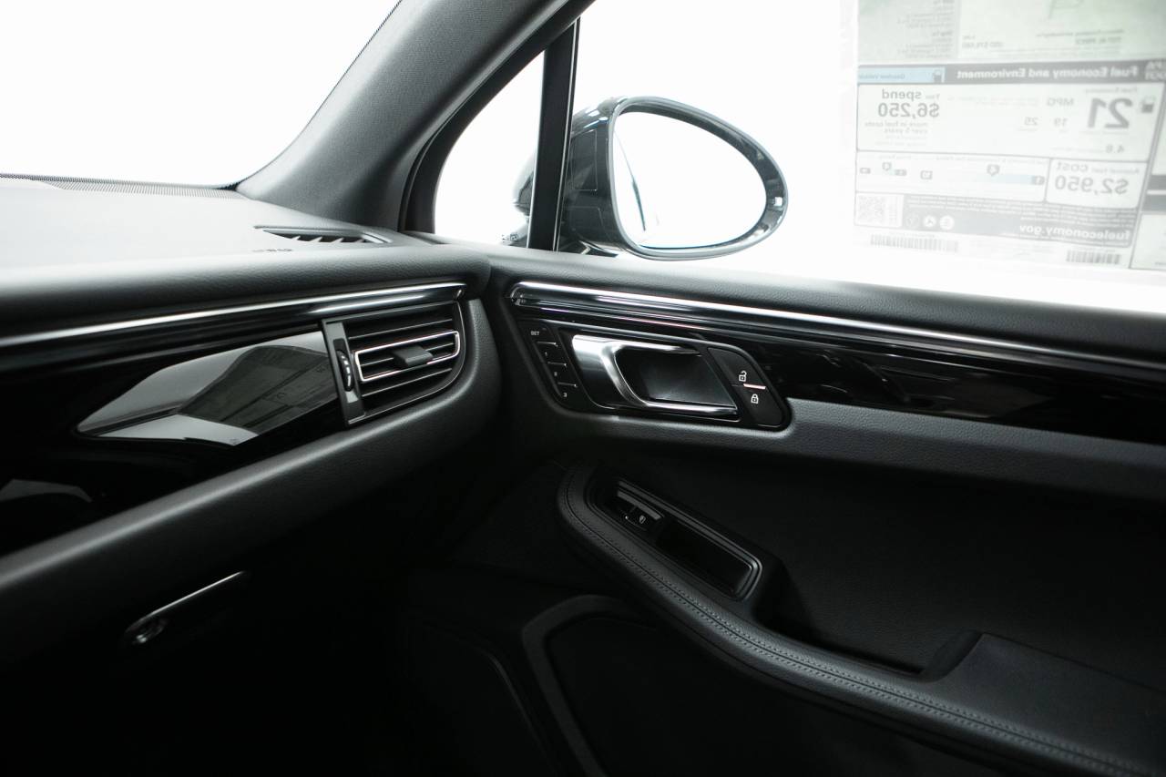 Thumbnail: 2026 Porsche Macan - 31