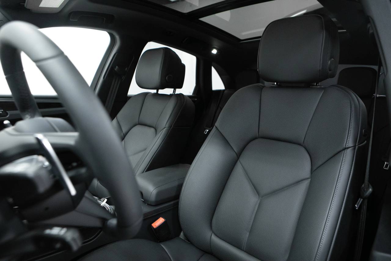 Thumbnail: 2026 Porsche Macan - 5