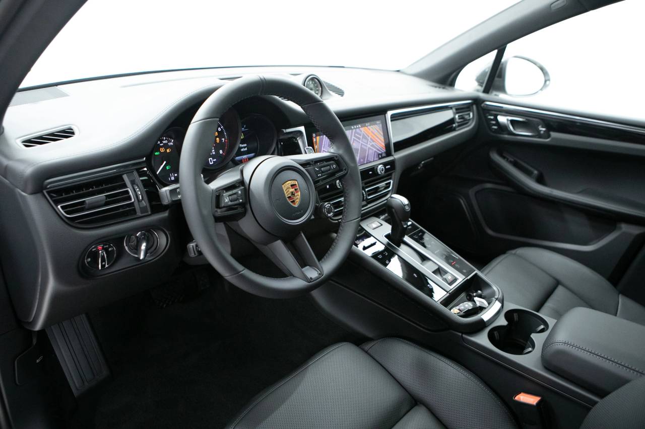 2026 Porsche Macan T photo 4