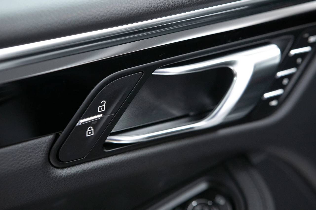 Thumbnail: 2026 Porsche Macan - 25