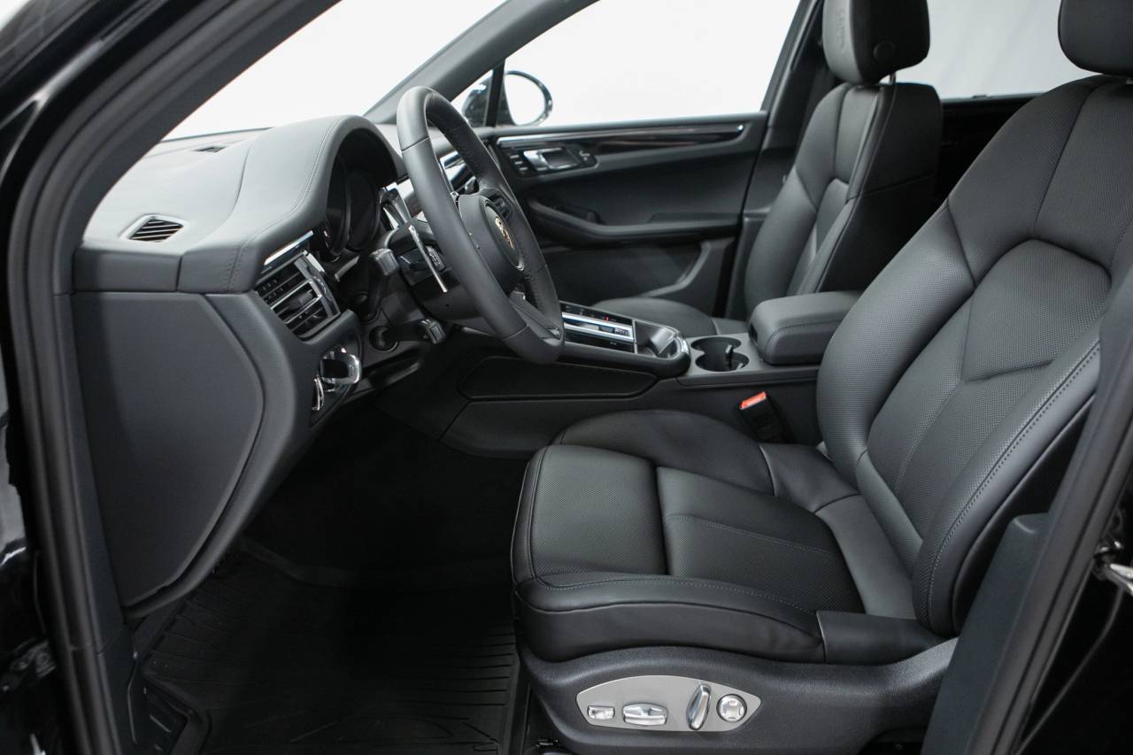 Thumbnail: 2026 Porsche Macan - 23