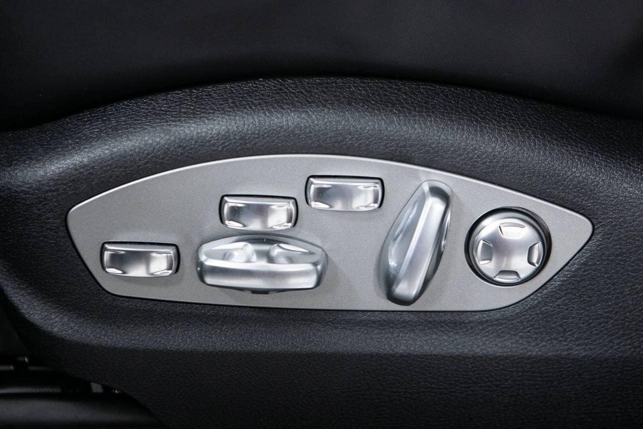 Thumbnail: 2026 Porsche Macan - 17