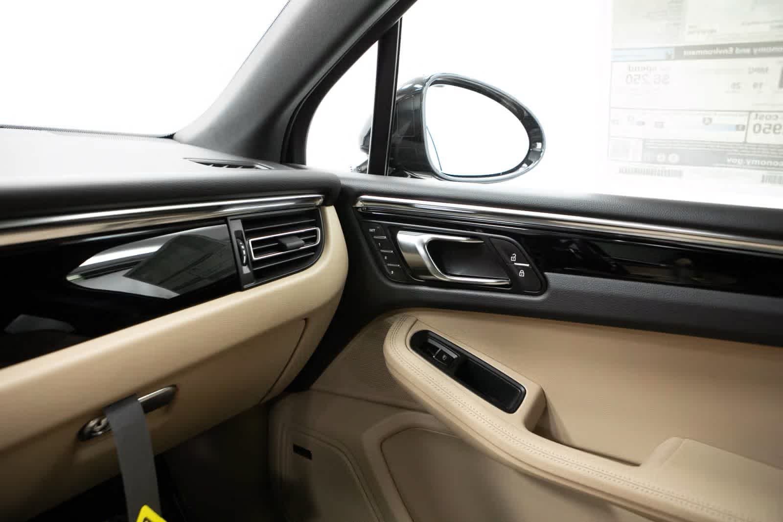 Thumbnail: 2026 Porsche Macan - 32