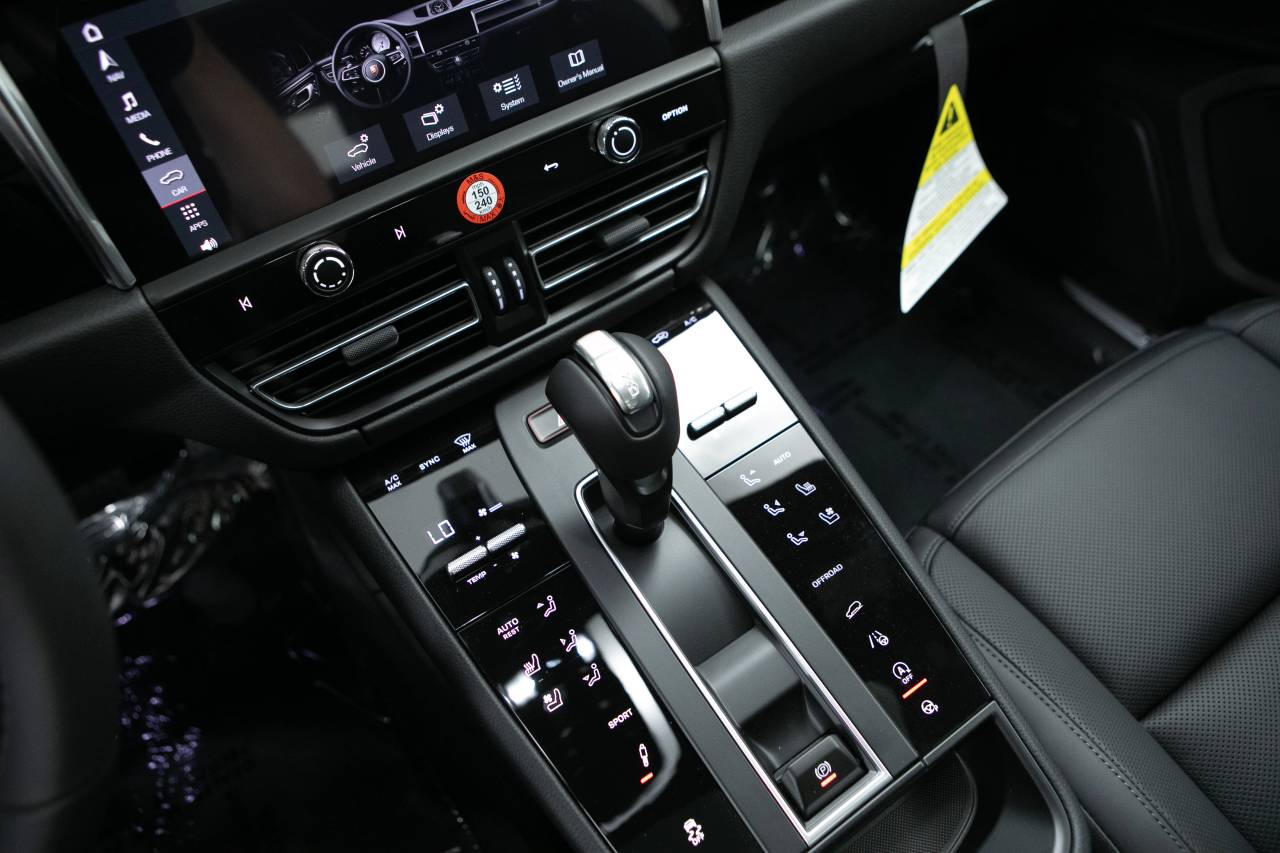 Thumbnail: 2025 Porsche Macan - 22