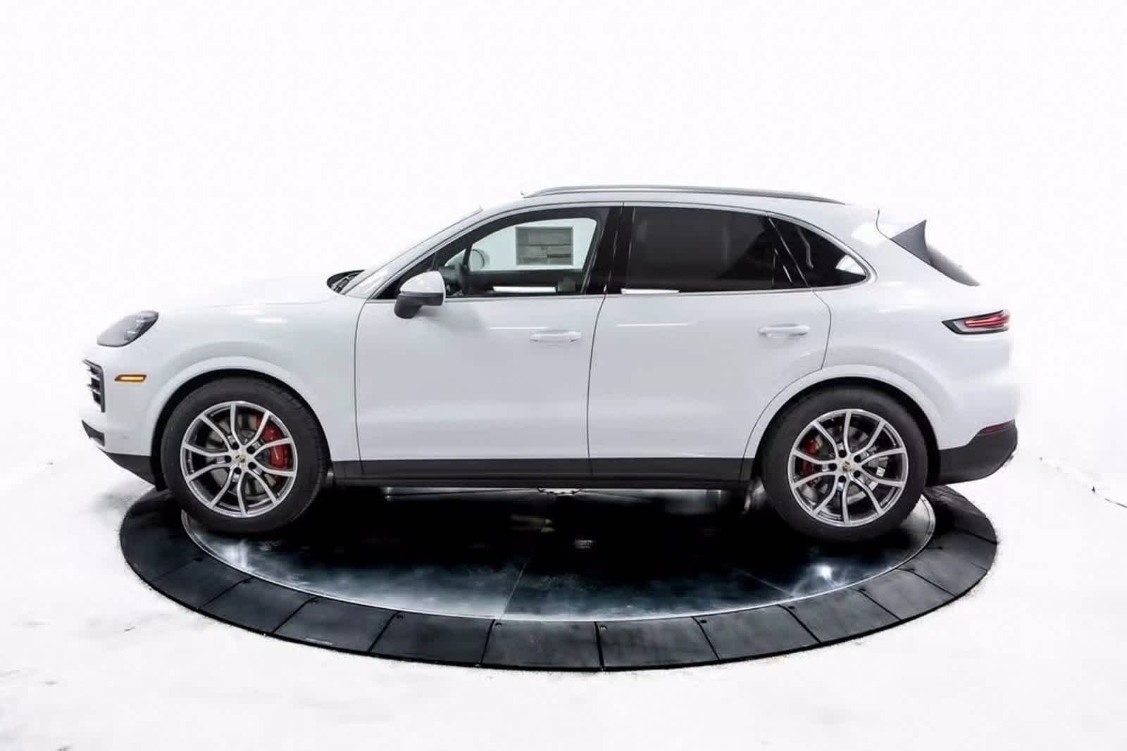 2025 Porsche Cayenne S photo 2