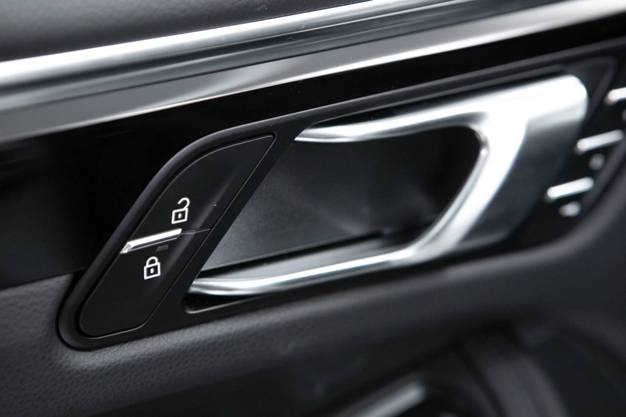 Thumbnail: 2026 Porsche Macan - 25