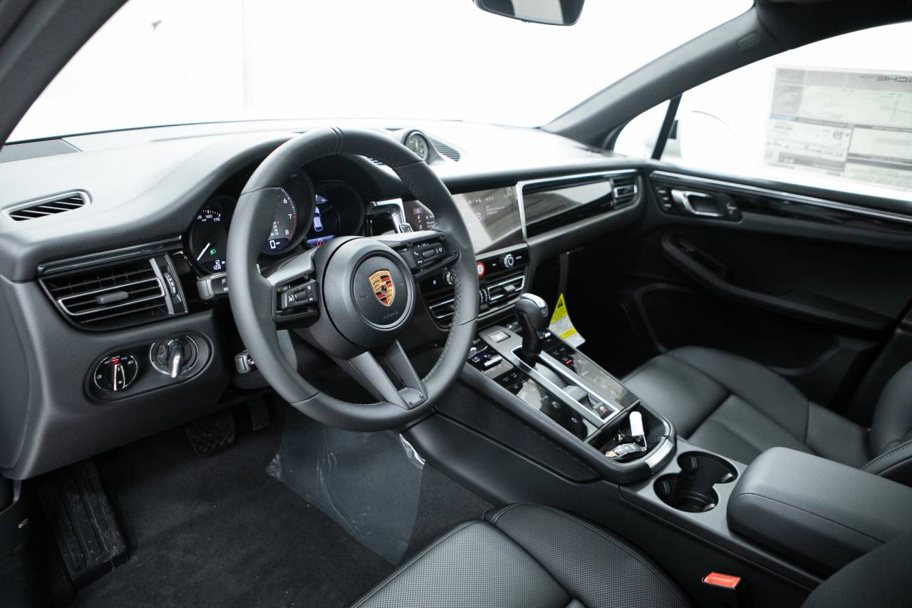 Thumbnail: 2026 Porsche Macan - 4