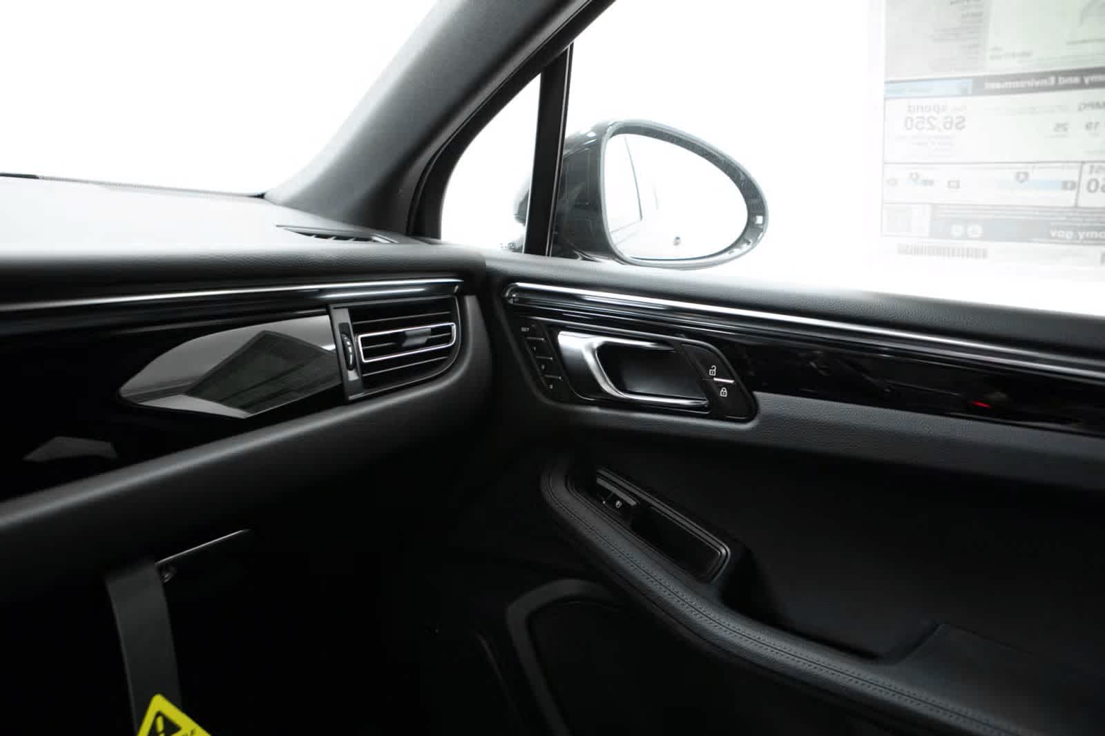 Thumbnail: 2026 Porsche Macan - 32