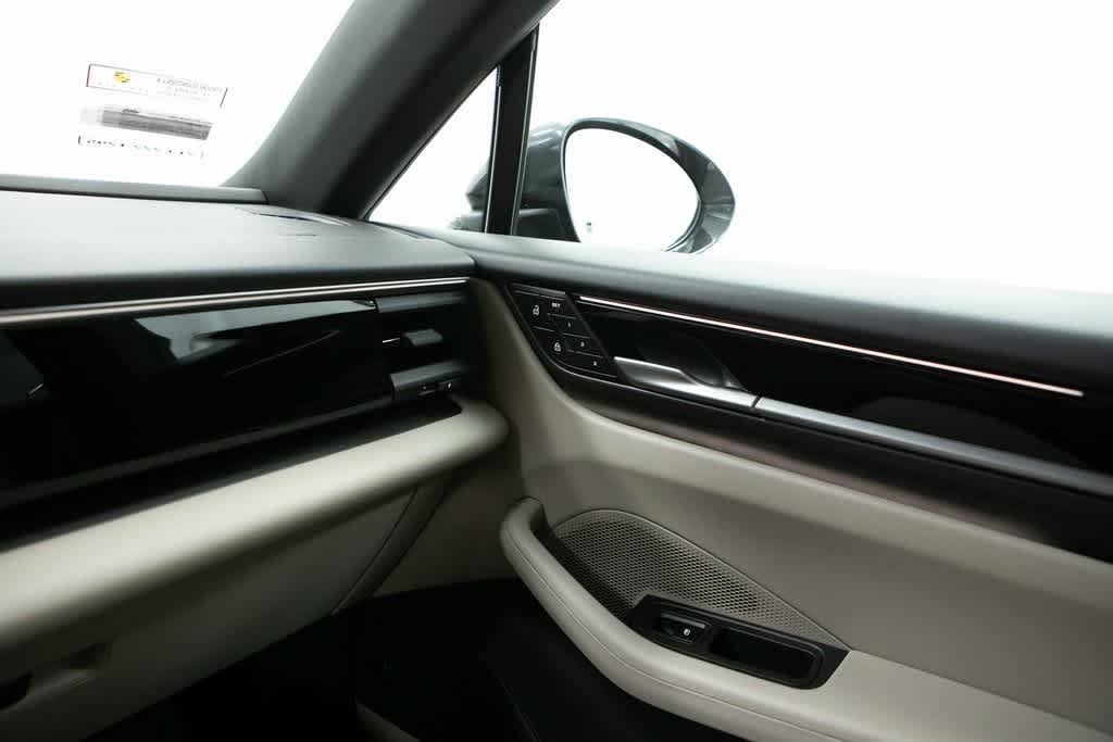 Thumbnail: 2025 Porsche Macan - 24