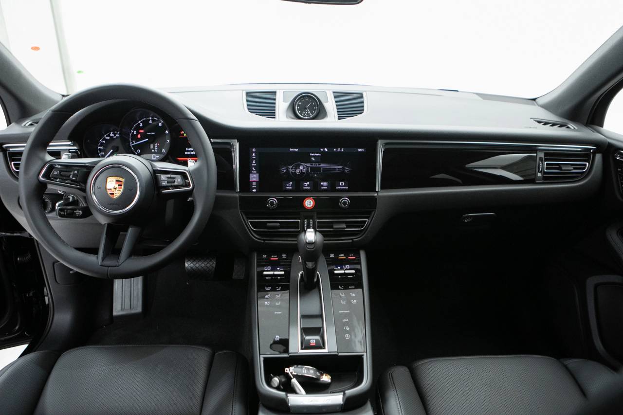 Thumbnail: 2026 Porsche Macan - 20