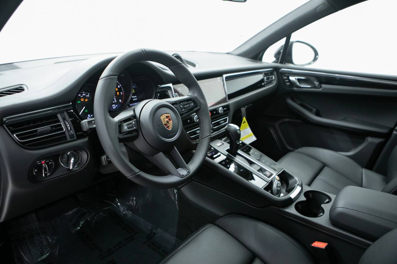 Thumbnail: 2026 Porsche Macan - 4