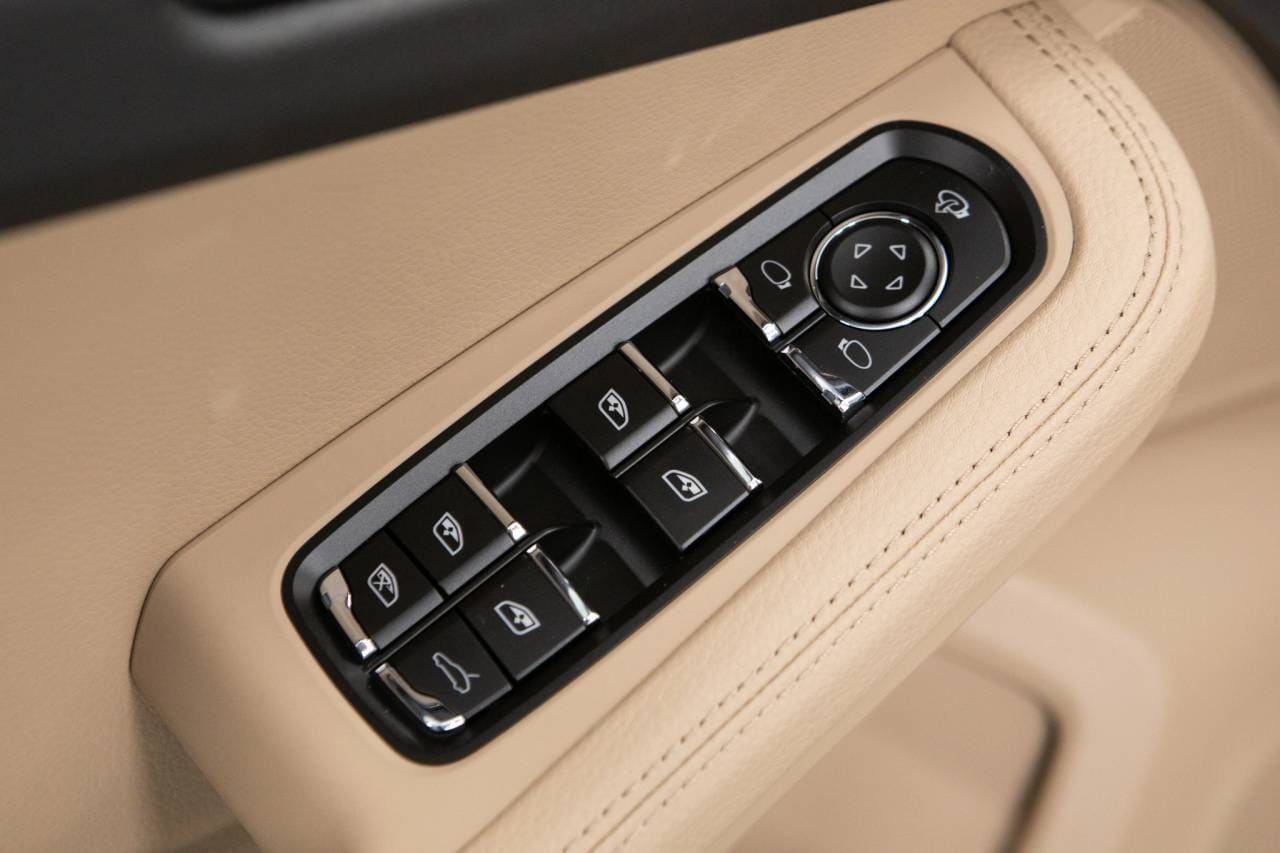 Thumbnail: 2026 Porsche Macan - 25