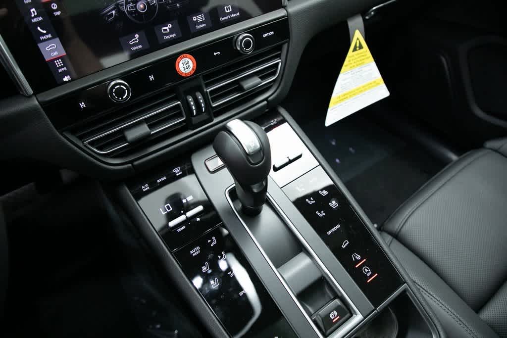 Thumbnail: 2025 Porsche Macan - 22