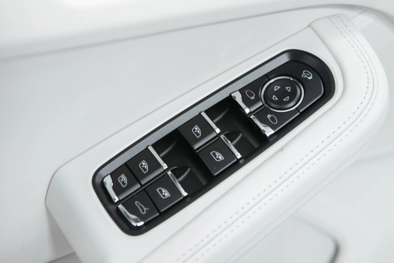 Thumbnail: 2026 Porsche Macan - 25