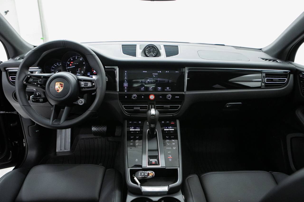 Thumbnail: 2026 Porsche Macan - 20