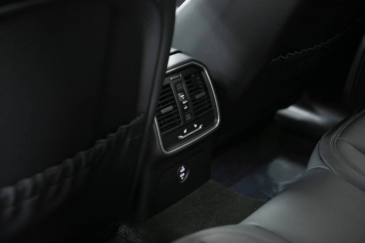 Thumbnail: 2026 Porsche Macan - 35