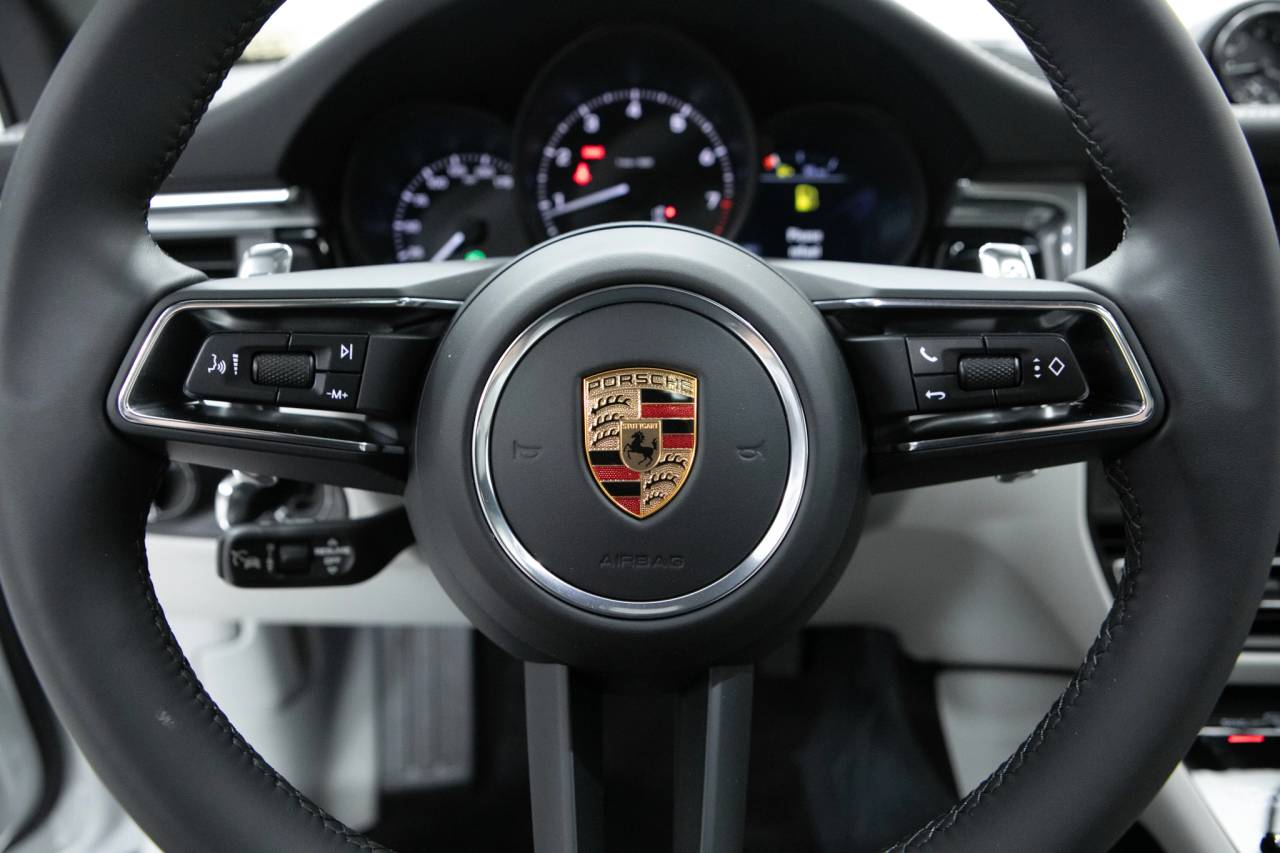 Thumbnail: 2026 Porsche Macan - 21