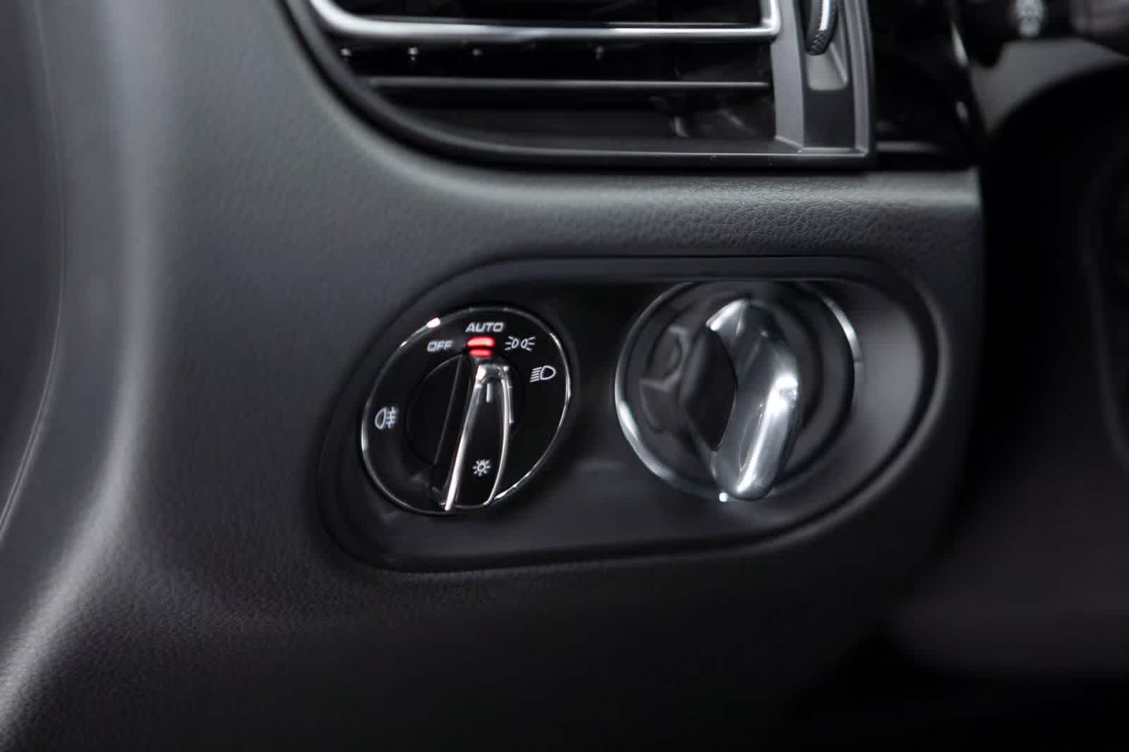 Thumbnail: 2026 Porsche Macan - 21