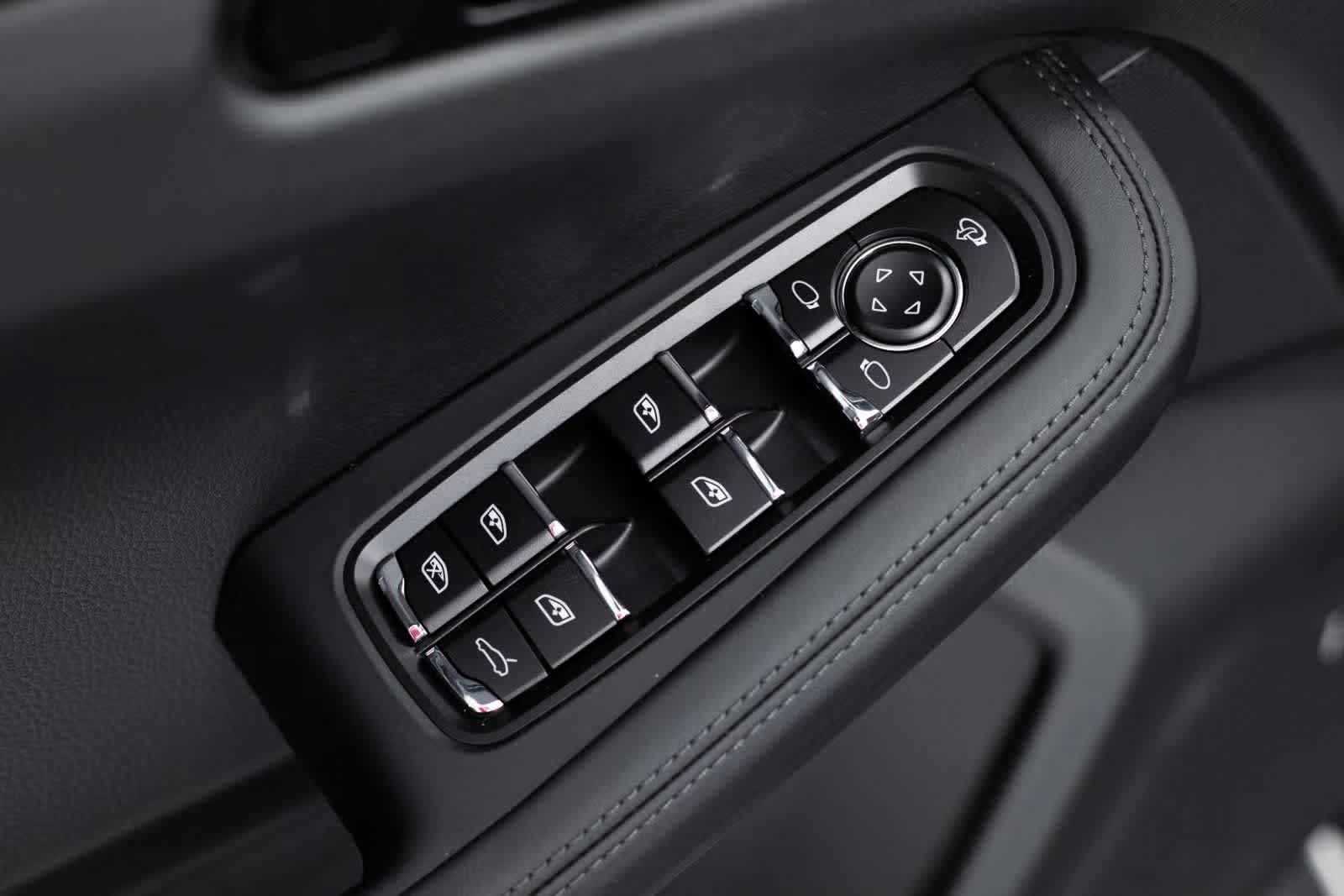 Thumbnail: 2025 Porsche Macan - 17