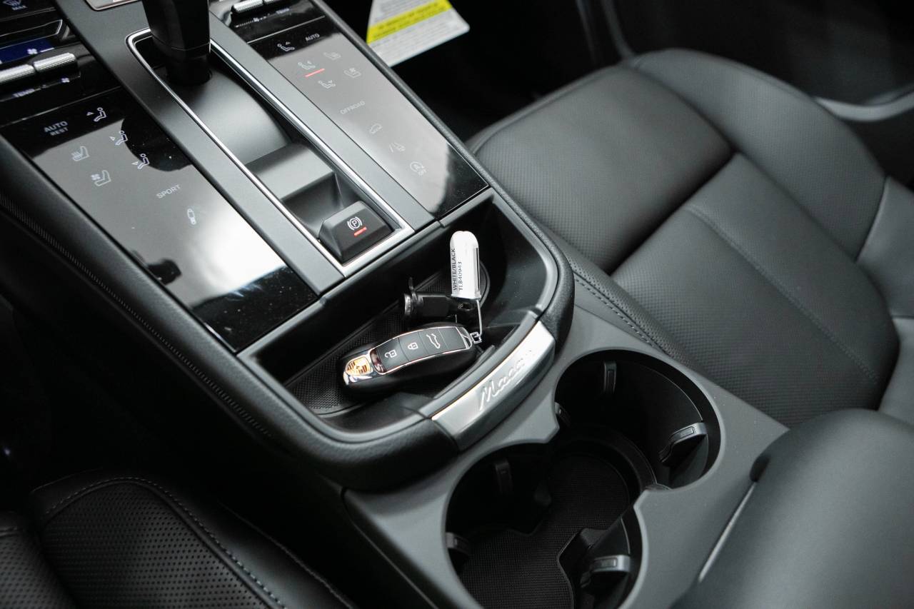 Thumbnail: 2026 Porsche Macan - 33