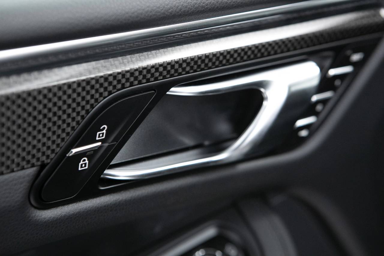 Thumbnail: 2026 Porsche Macan - 25