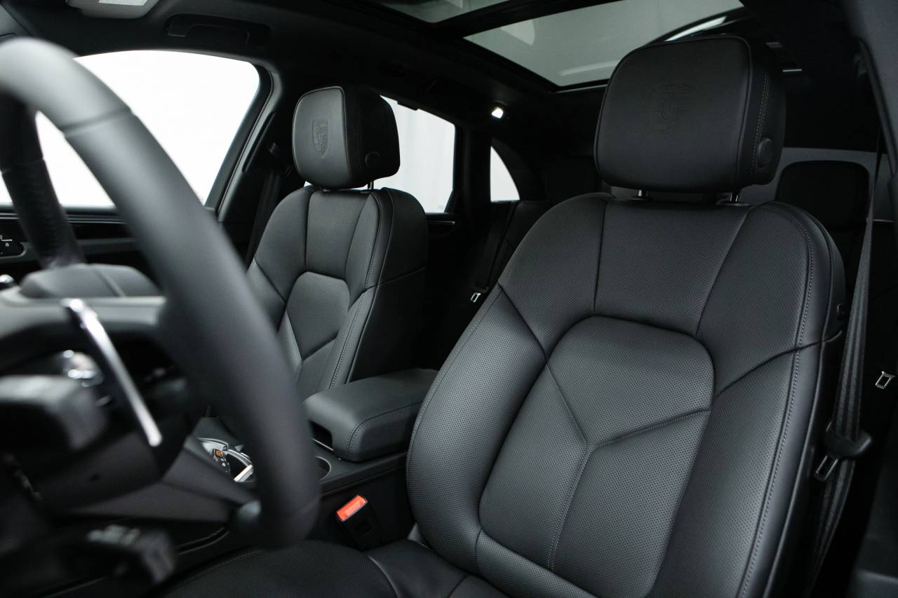 Thumbnail: 2026 Porsche Macan - 5