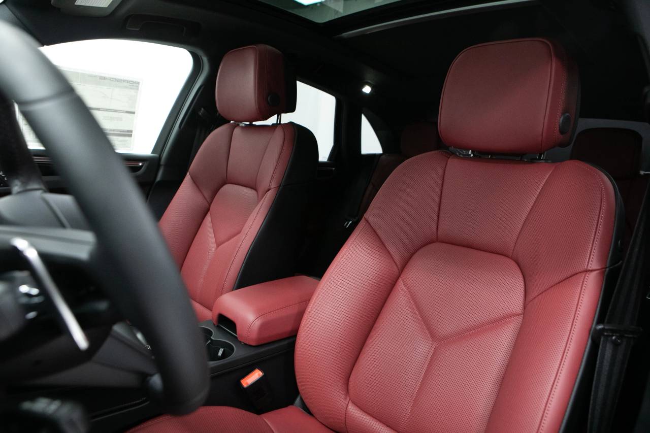 Thumbnail: 2026 Porsche Macan - 5