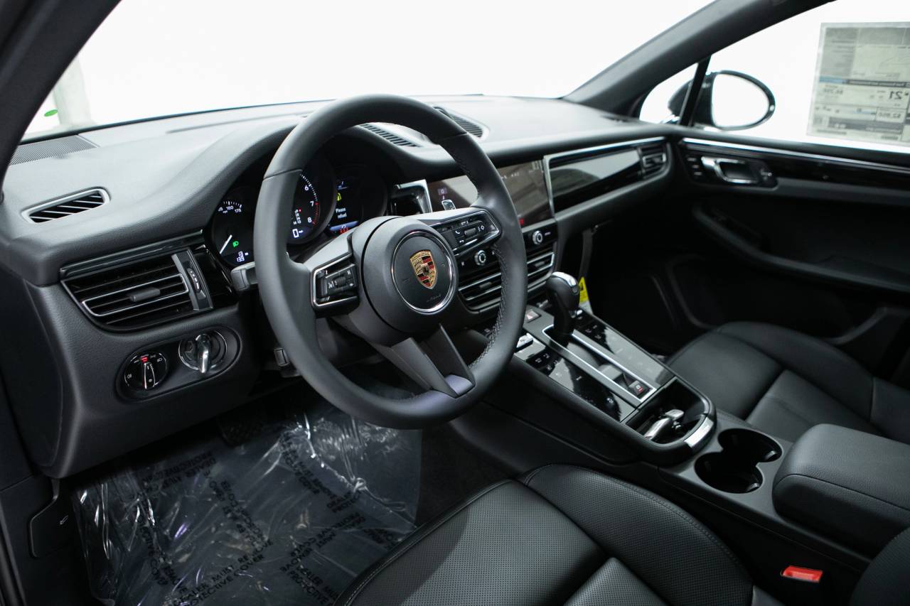 Thumbnail: 2026 Porsche Macan - 4