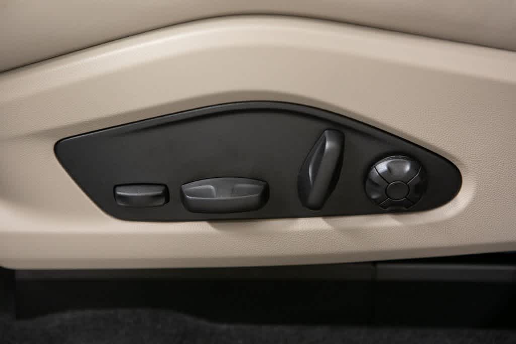 Thumbnail: 2025 Porsche Macan - 21