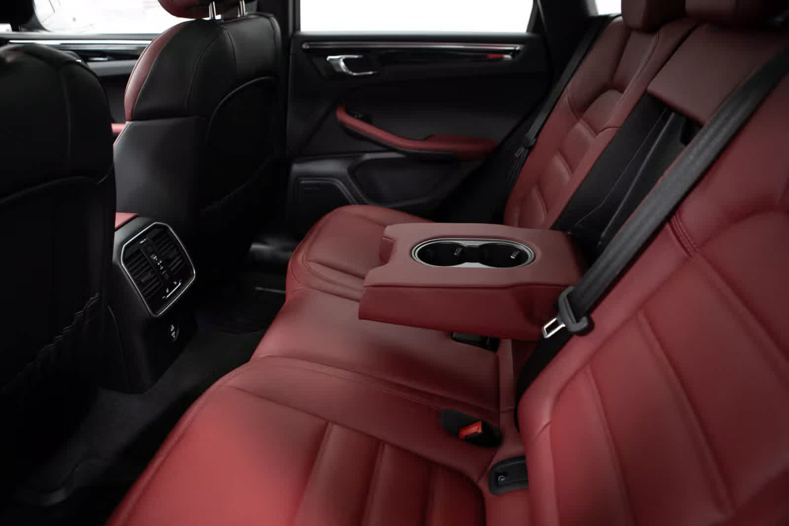 Thumbnail: 2026 Porsche Macan - 35