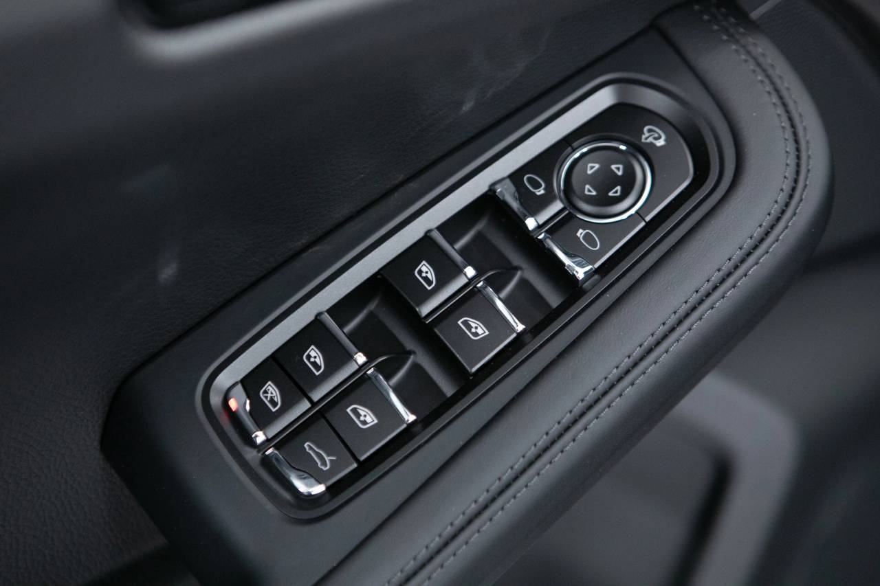 Thumbnail: 2026 Porsche Macan - 24