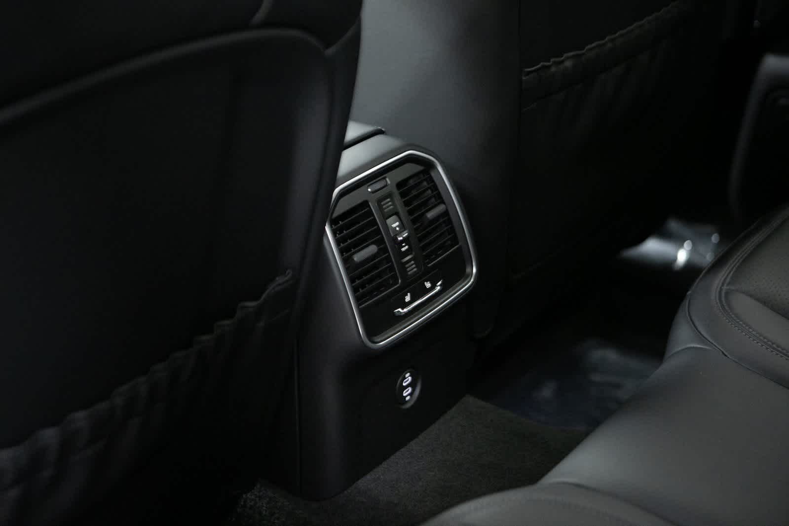 Thumbnail: 2025 Porsche Macan - 29