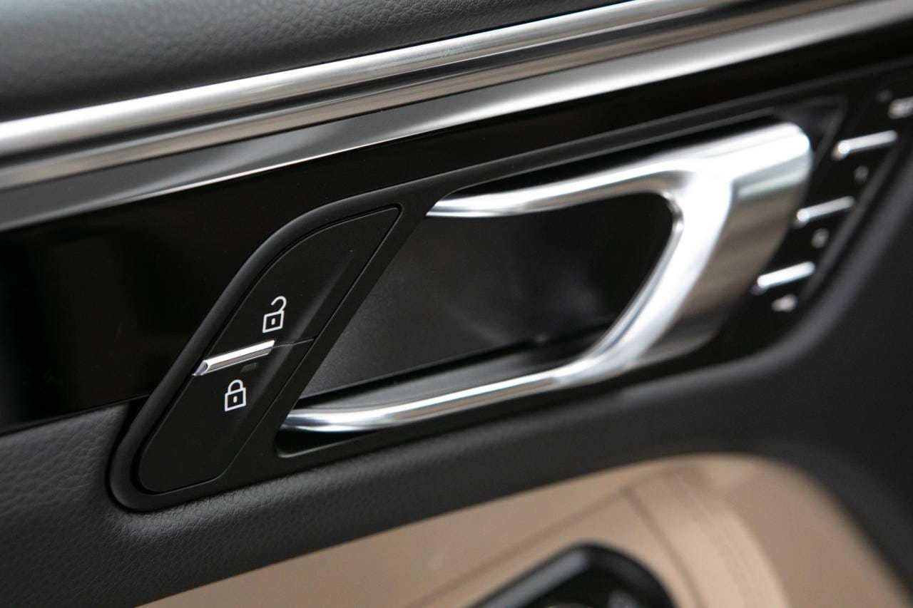 Thumbnail: 2026 Porsche Macan - 26