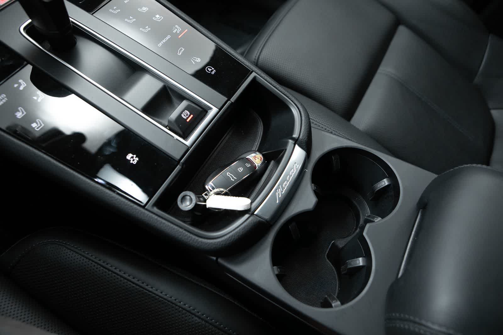 Thumbnail: 2026 Porsche Macan - 30