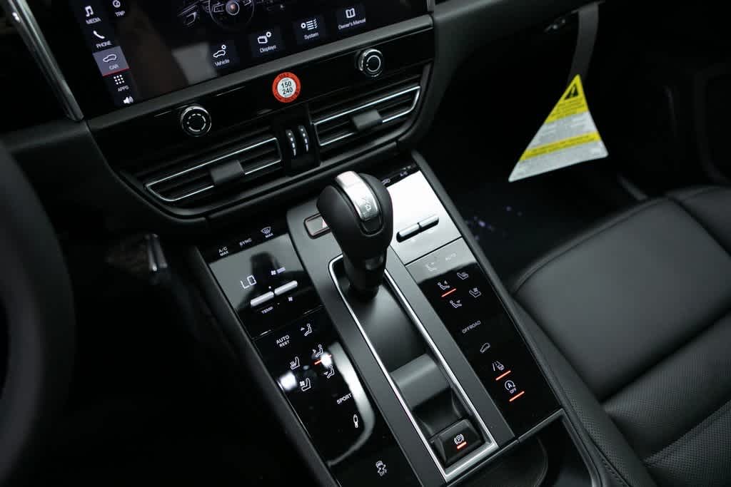 Thumbnail: 2025 Porsche Macan - 15