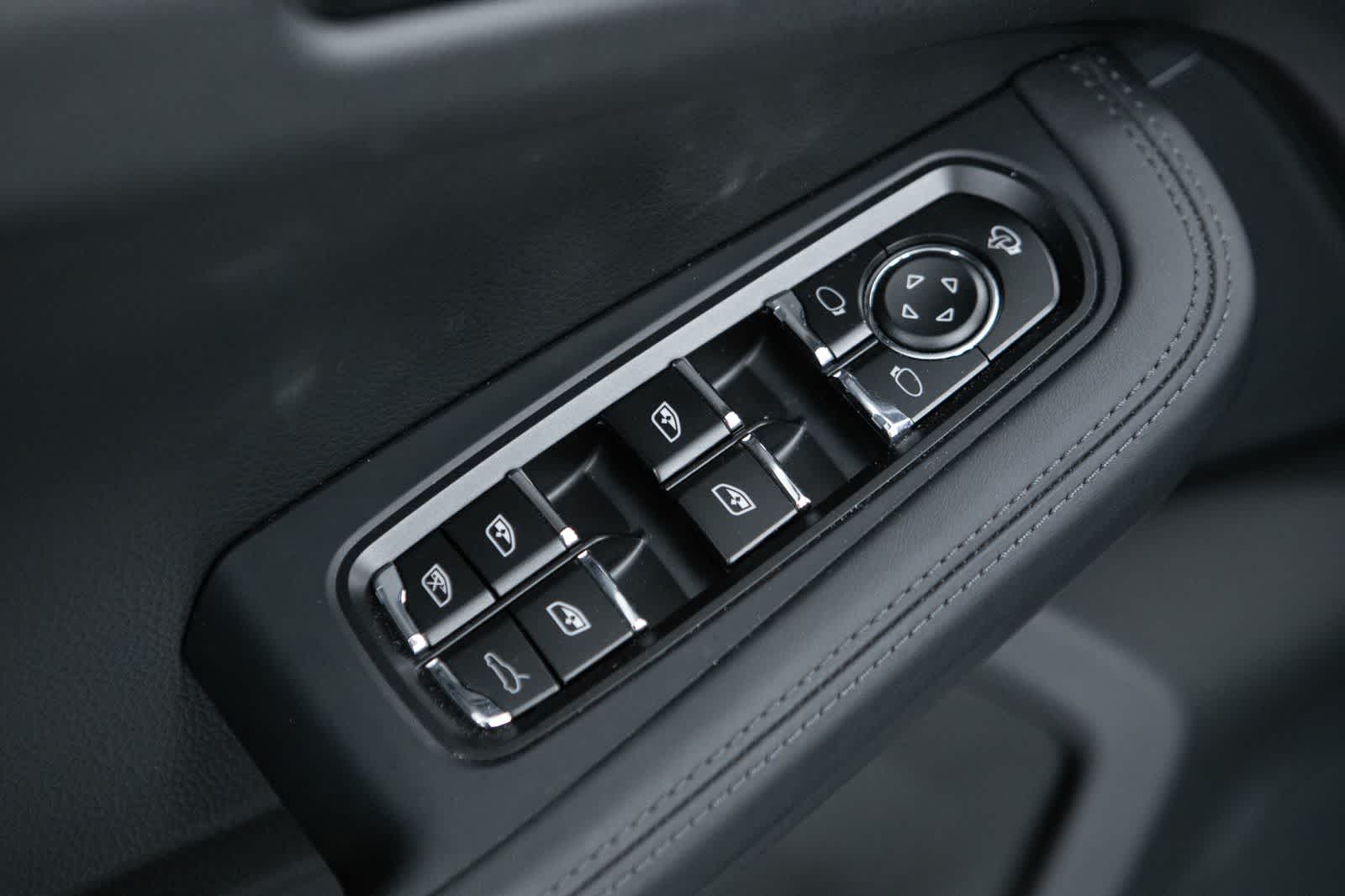 Thumbnail: 2026 Porsche Macan - 25