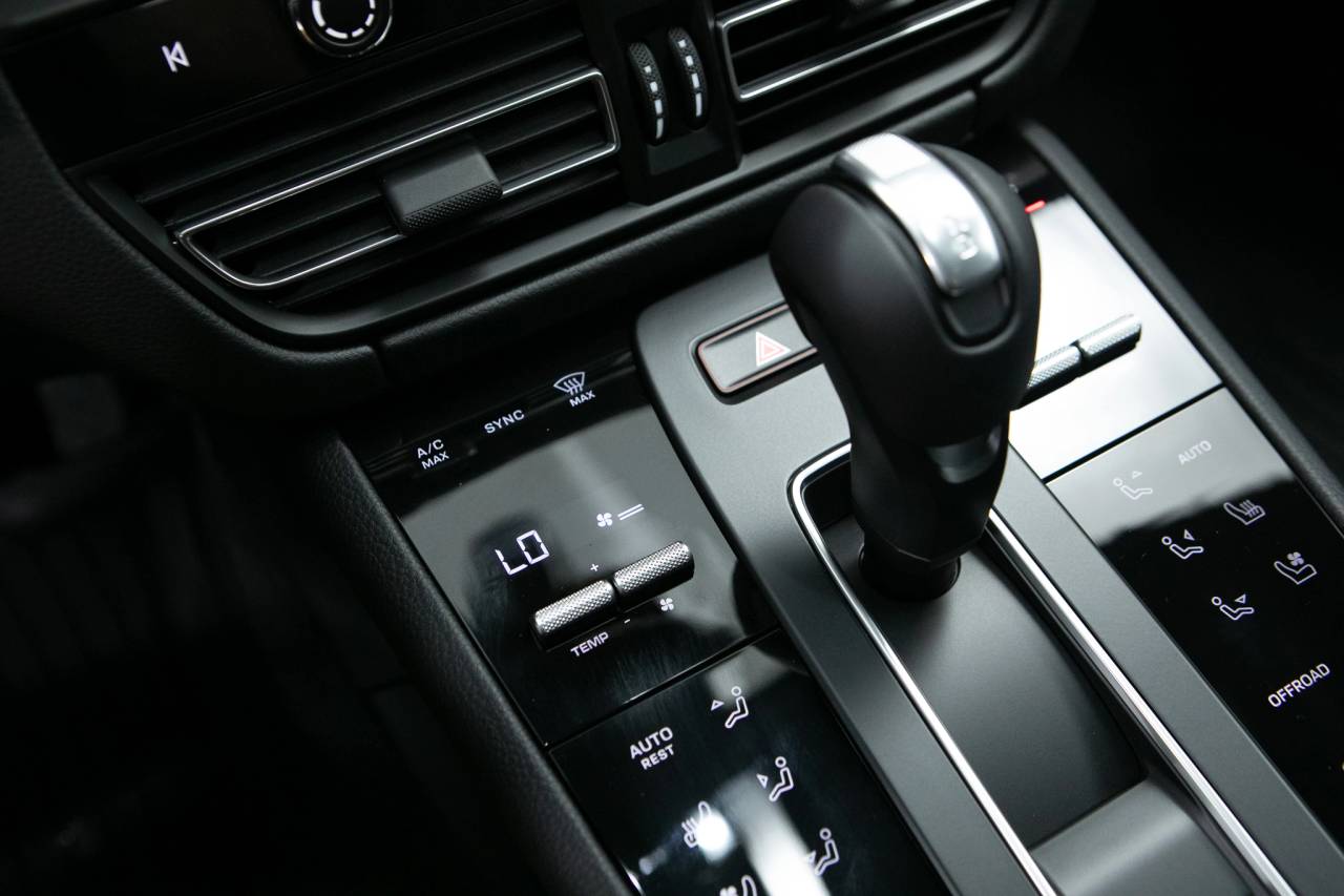 Thumbnail: 2026 Porsche Macan - 27