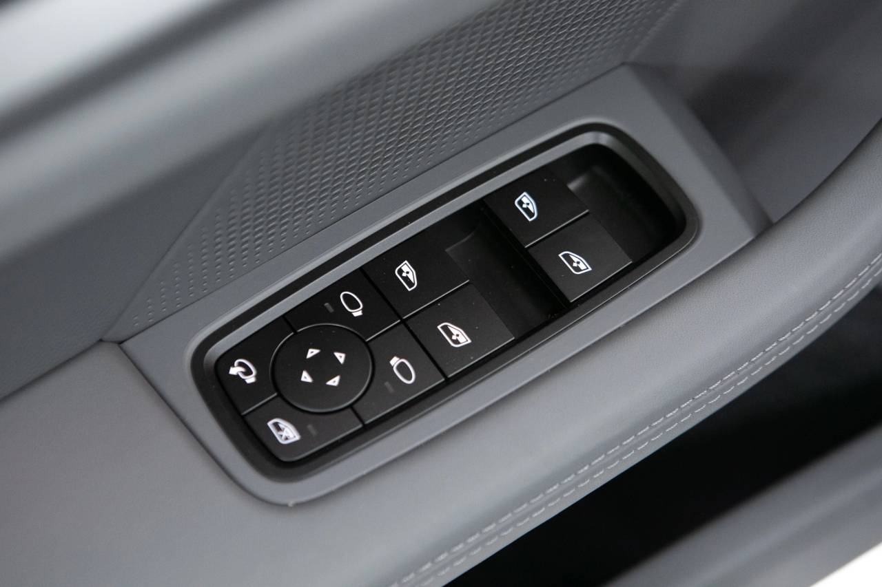 Thumbnail: 2025 Porsche Taycan - 25