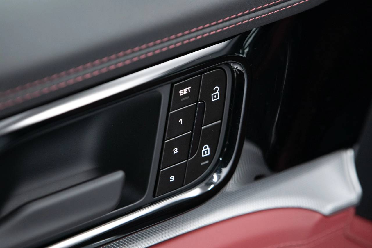 Thumbnail: 2026 Porsche Panamera - 25