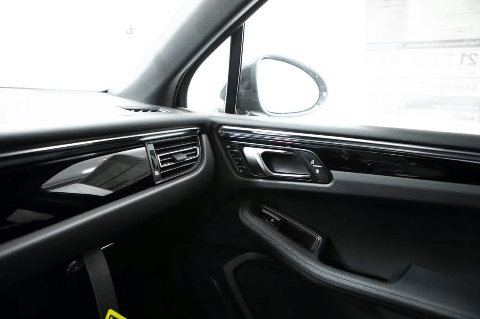 Thumbnail: 2026 Porsche Macan - 32