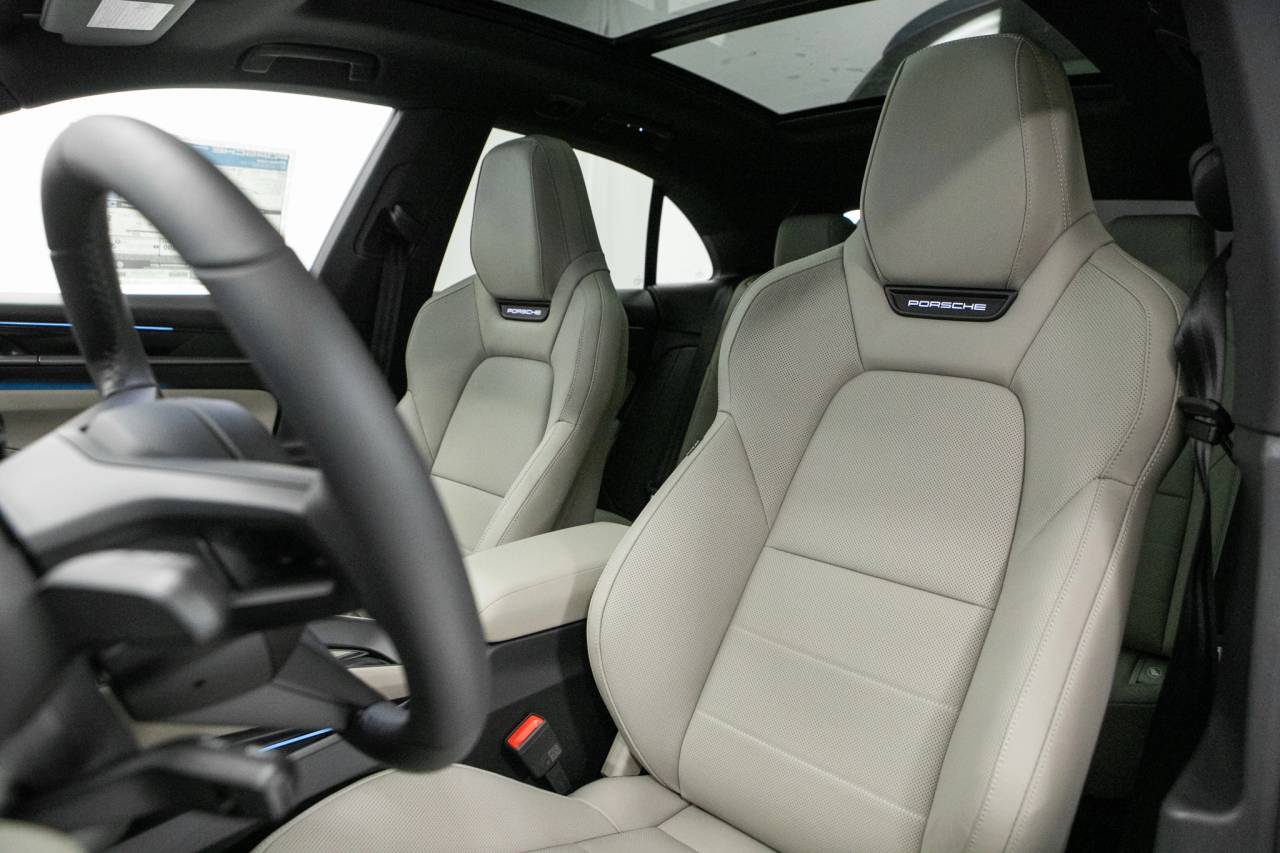 Thumbnail: 2026 Porsche Macan - 5