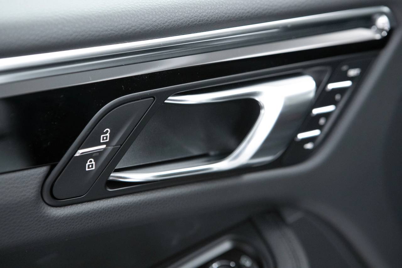 Thumbnail: 2026 Porsche Macan - 25