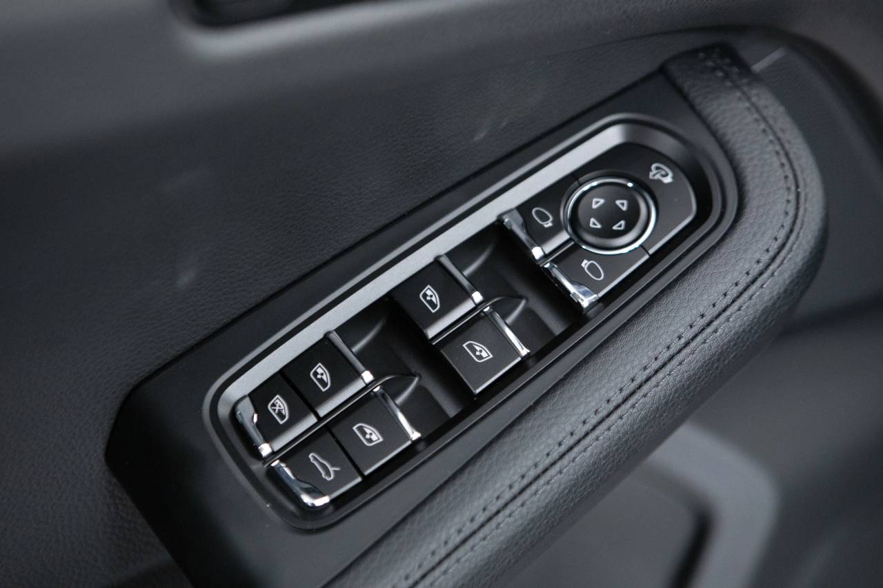 Thumbnail: 2026 Porsche Macan - 26