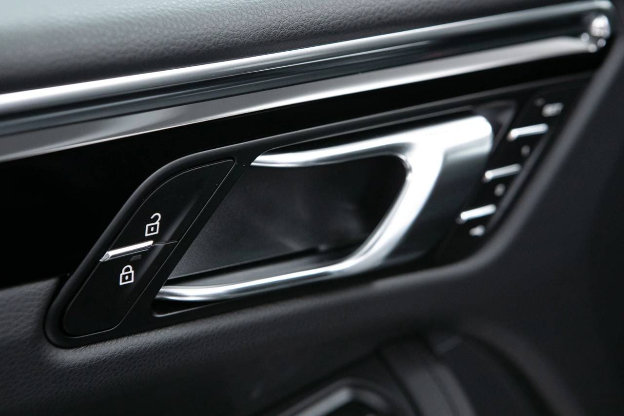 Thumbnail: 2026 Porsche Macan - 26