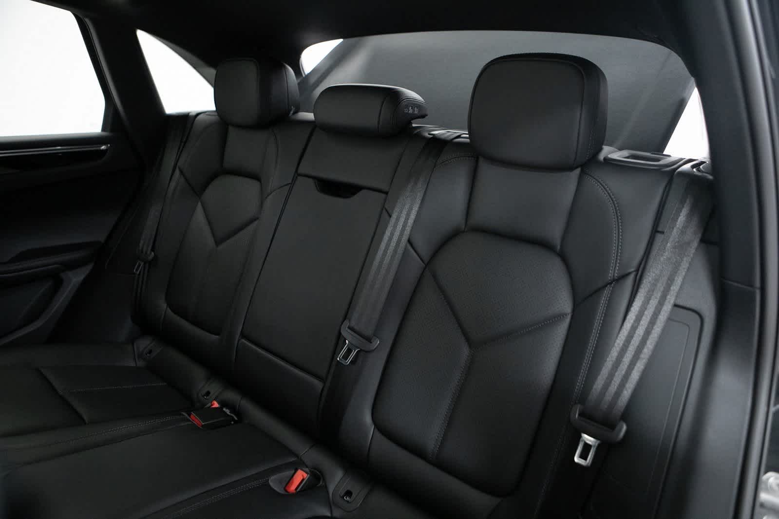 Thumbnail: 2025 Porsche Macan - 31