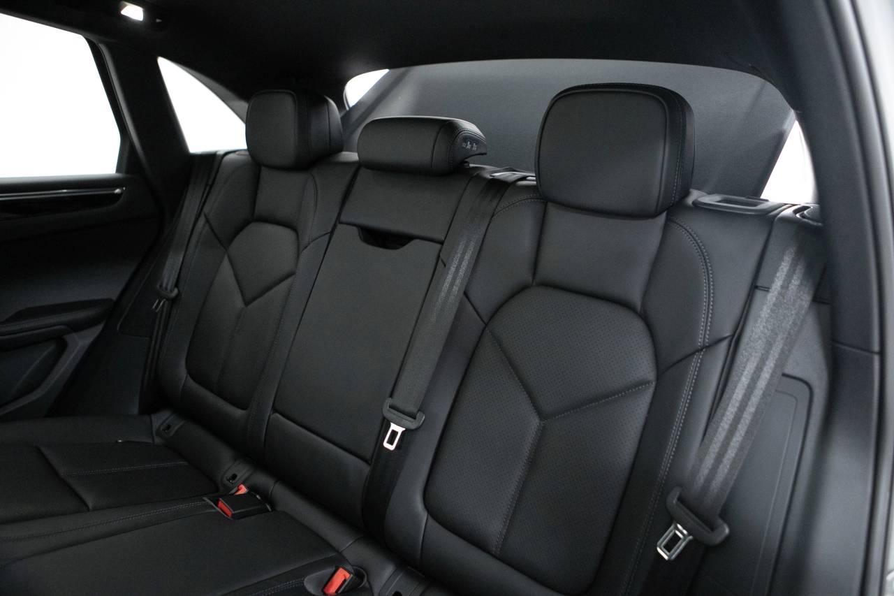 Thumbnail: 2026 Porsche Macan - 35