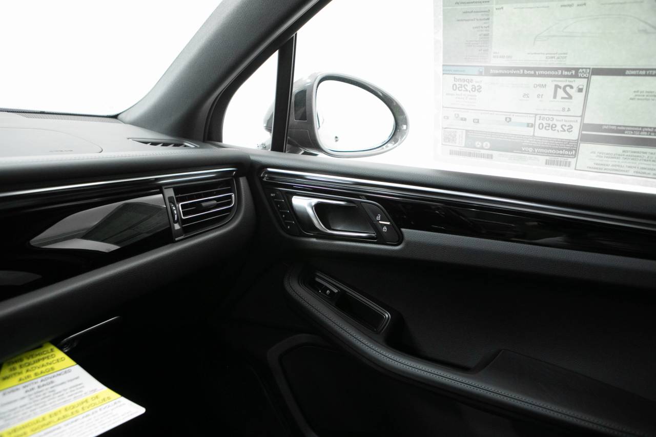 Thumbnail: 2026 Porsche Macan - 29