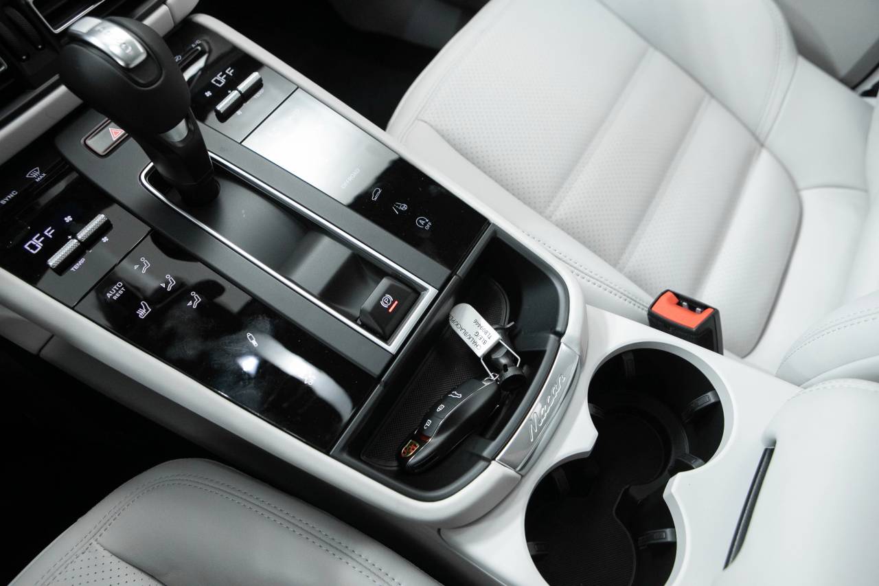 Thumbnail: 2026 Porsche Macan - 30