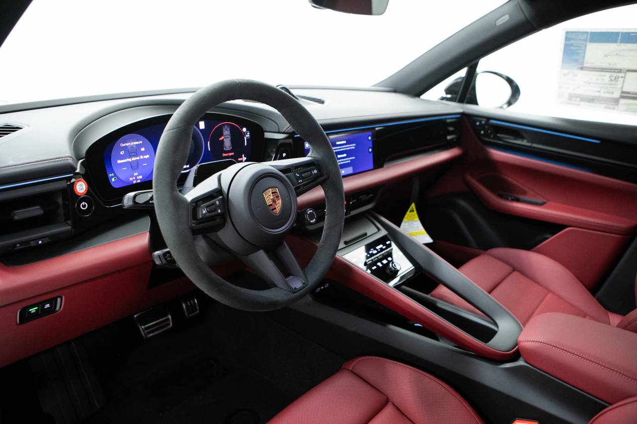 Thumbnail: 2026 Porsche Macan - 4