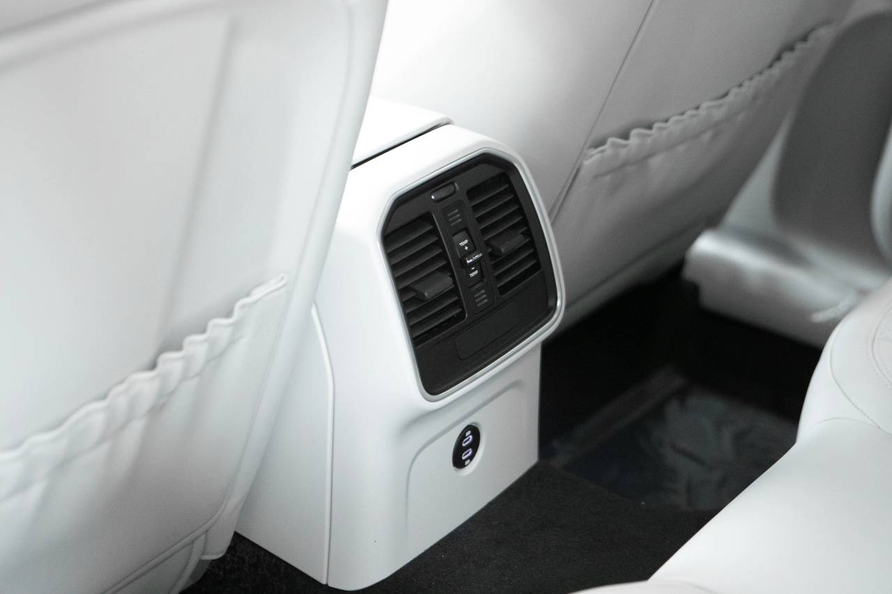 Thumbnail: 2026 Porsche Macan - 35